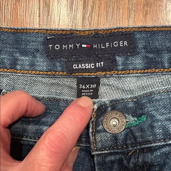 Tommy Hilfiger Men's 36x30 Classic Fit Jeans Medium Wash Blue Denim - Picture 4 of 7